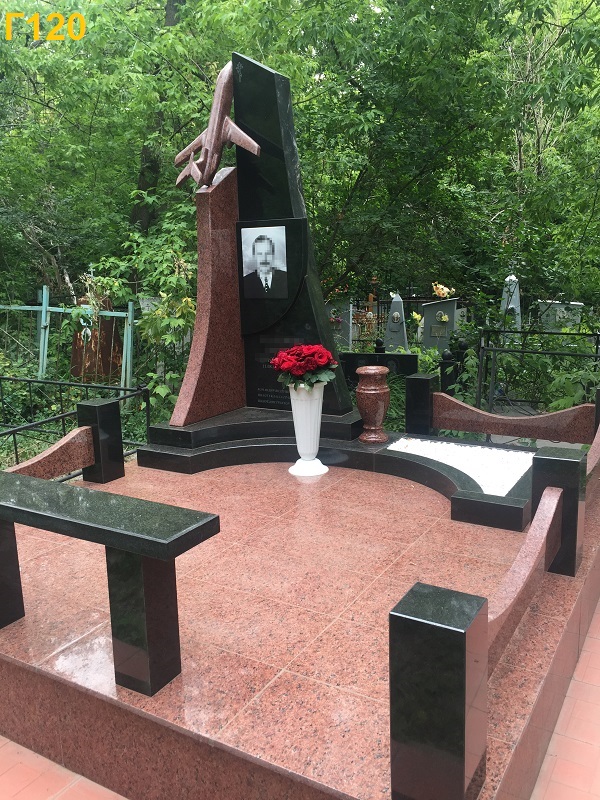 Памятник летчику