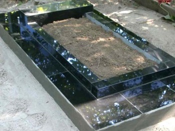 Как сделать фундамент под памятник на кладбище?